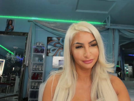 adrianna_fox  04-02-2022